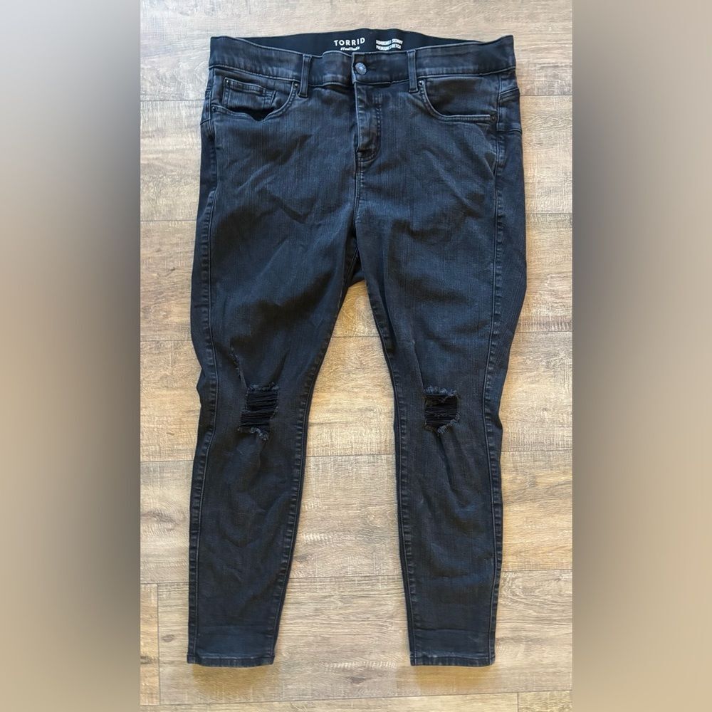 Torrid women’s size 20 R bombshell skinny premium stretch black distressed jeans